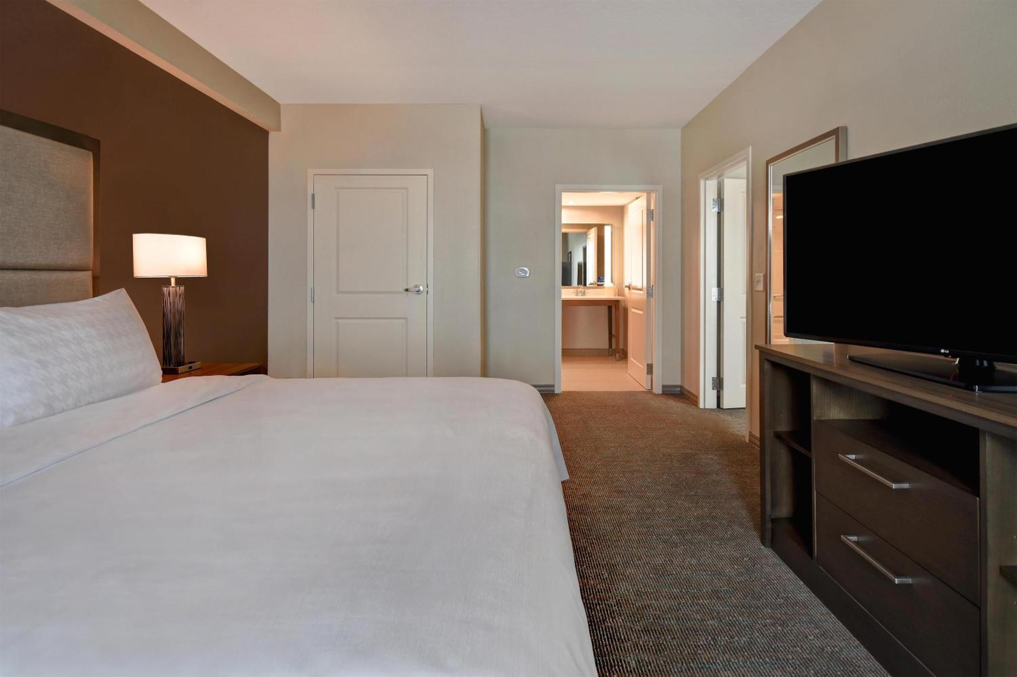 One-Bedroom King Suite Pool View Non-Smoking