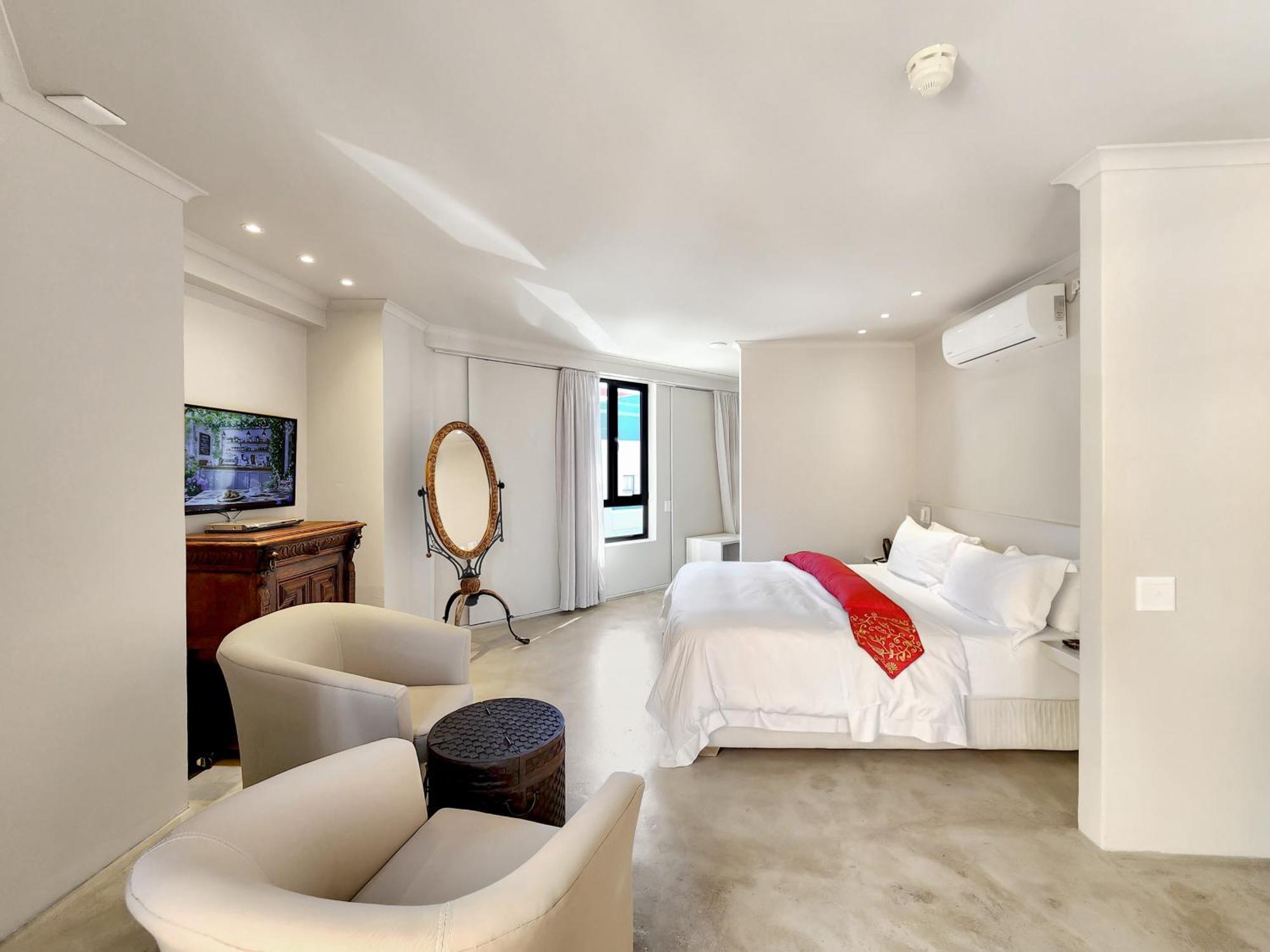 Deluxe Suite 102 or Bath & Rain Shower