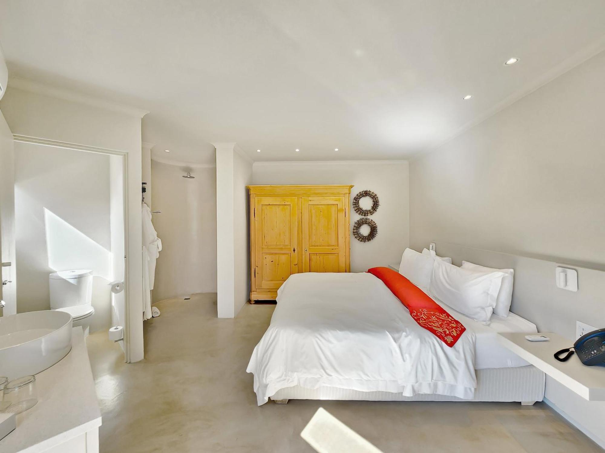 Deluxe Suite 303 / Kitchenette
