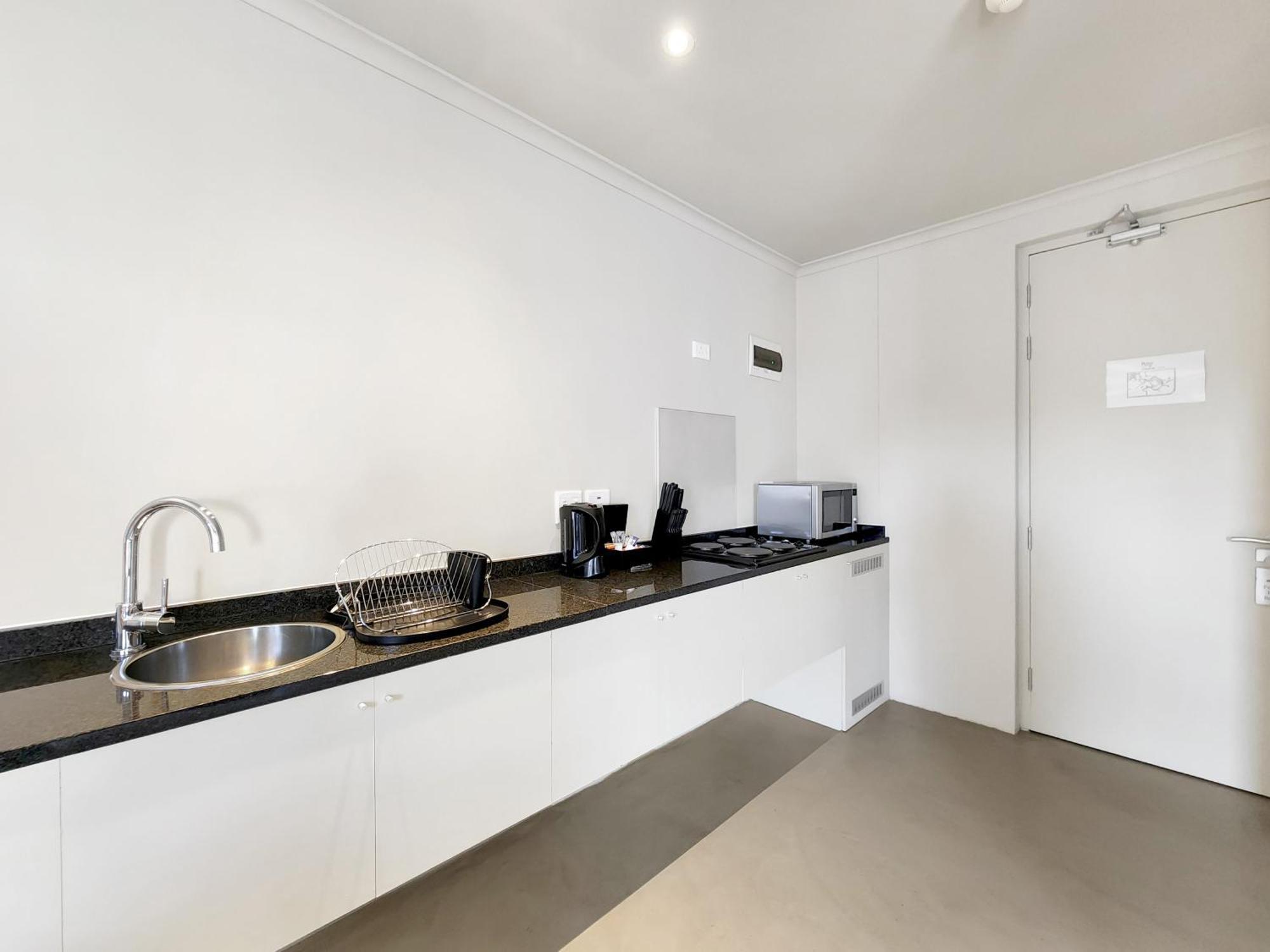 Deluxe Suite 203 or Kitchenette