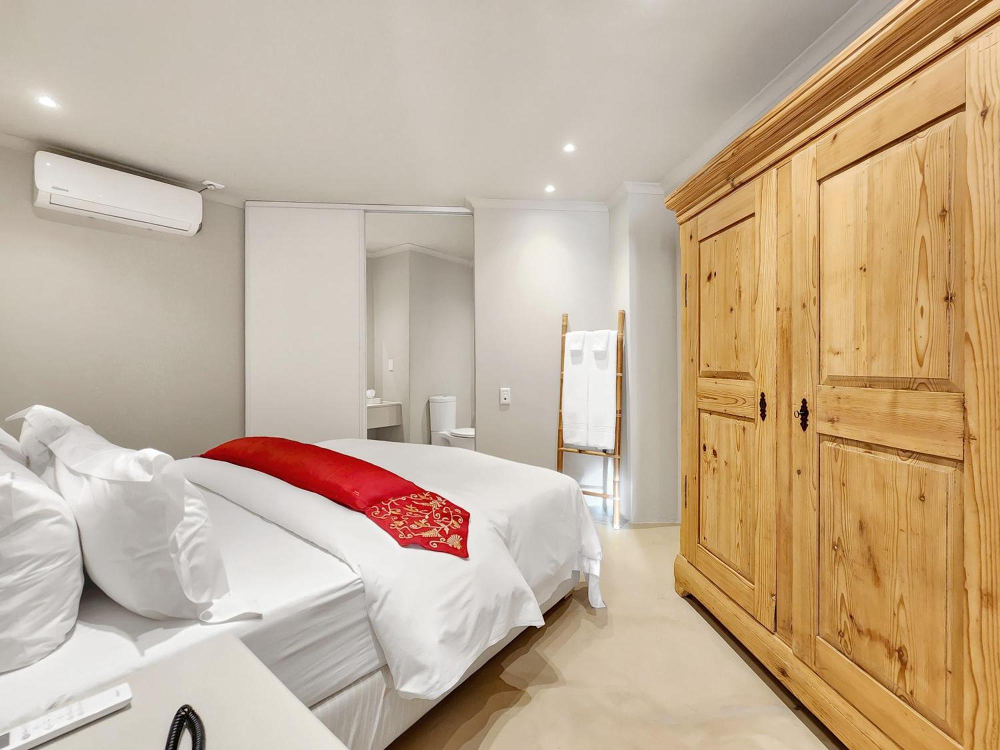Deluxe Suite 301 / Kitchenette & Sleeper