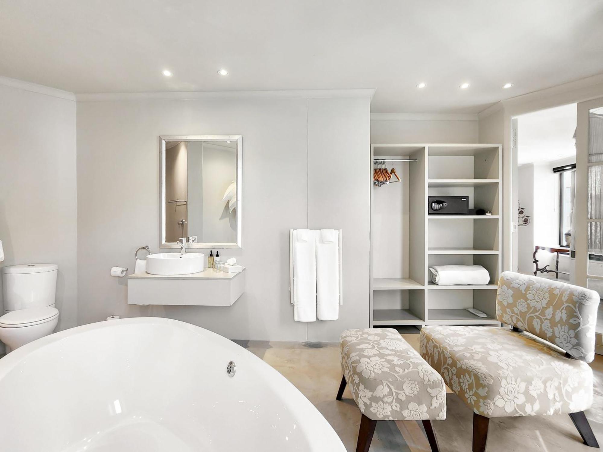 Deluxe Suite 302 / Bath & Rain Shower,1765188059:JPEG