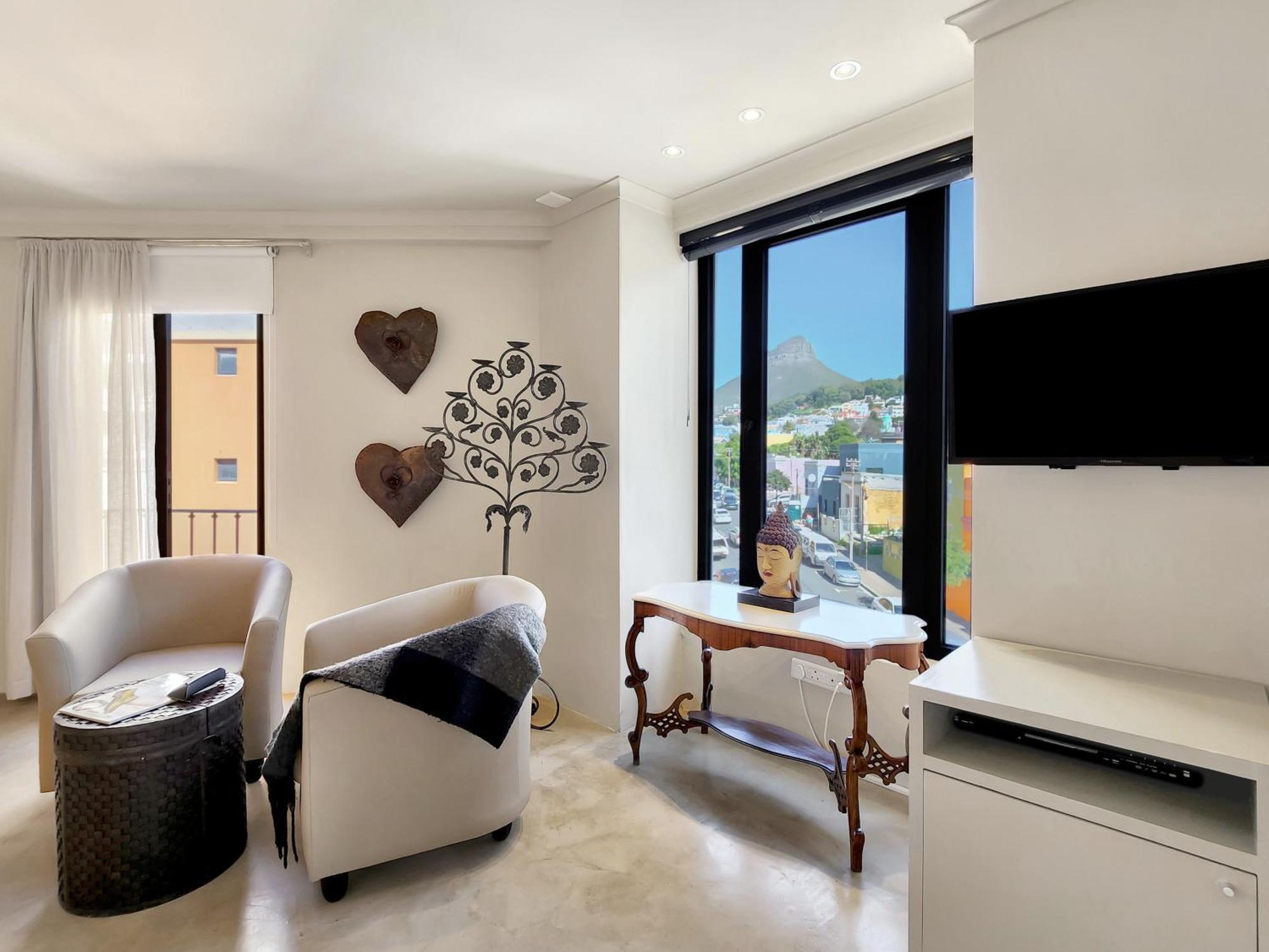 Deluxe Suite 302 or Bath & Rain Shower