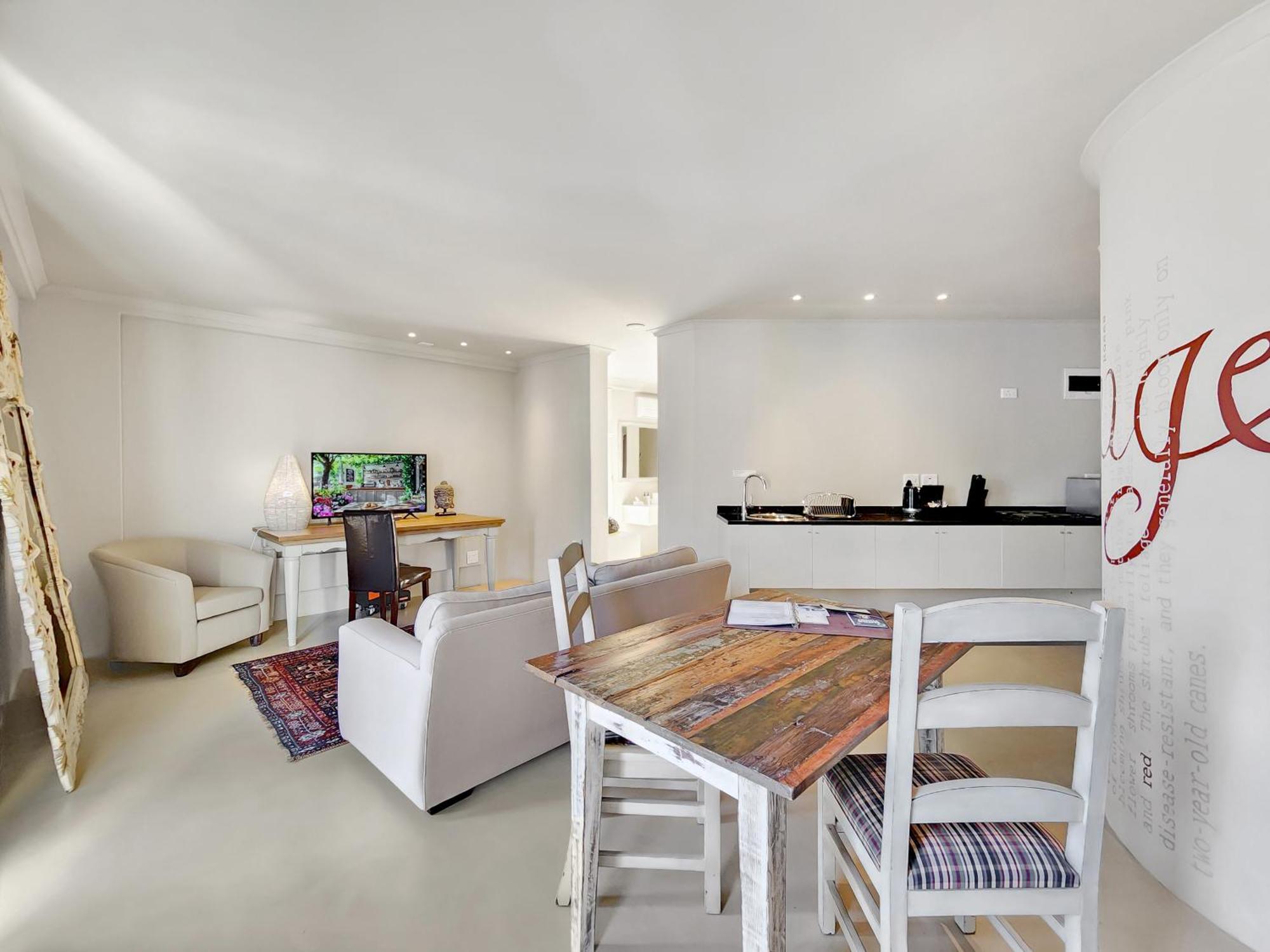 Deluxe Suite 303 or Kitchenette