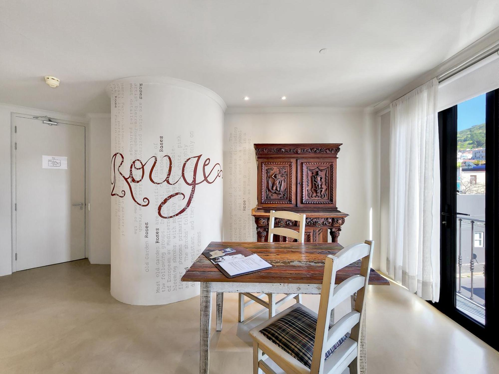 Deluxe Suite 303 or Kitchenette