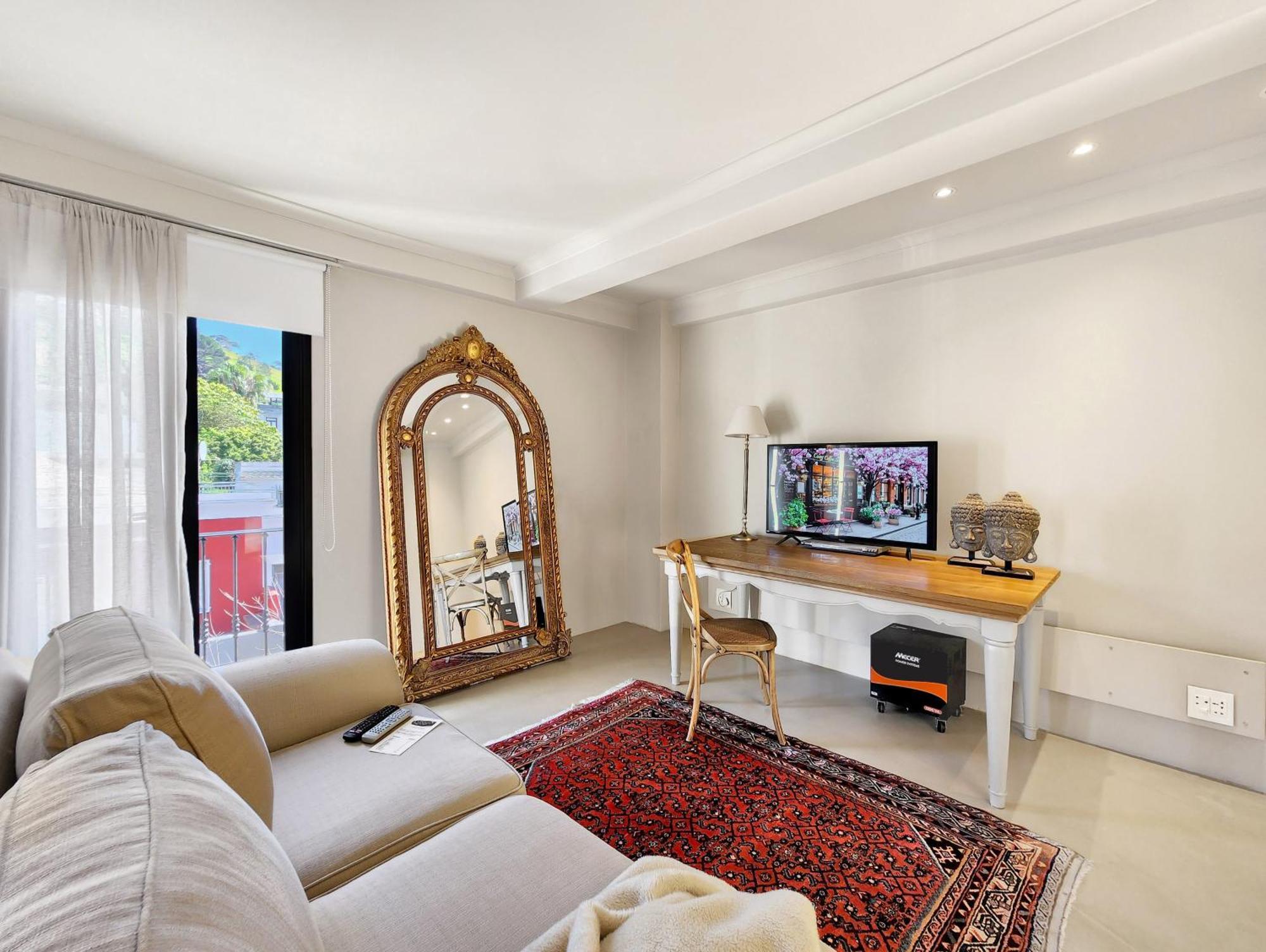 Deluxe Suite 203 or Kitchenette