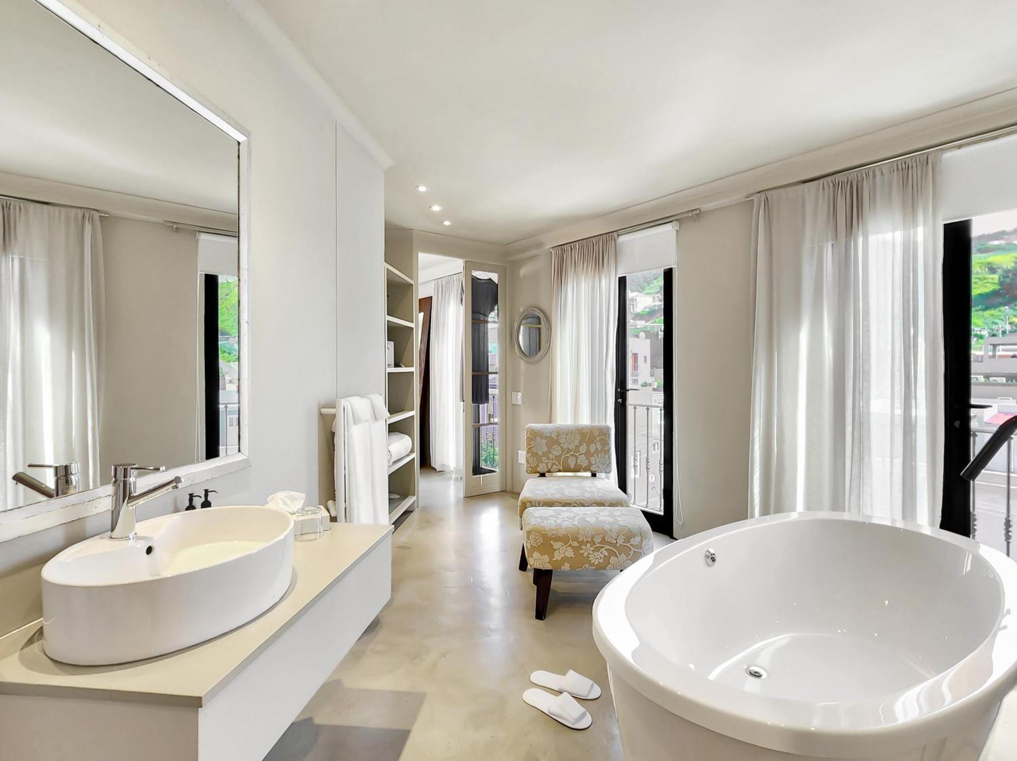 Deluxe Suite 302 or Bath & Rain Shower