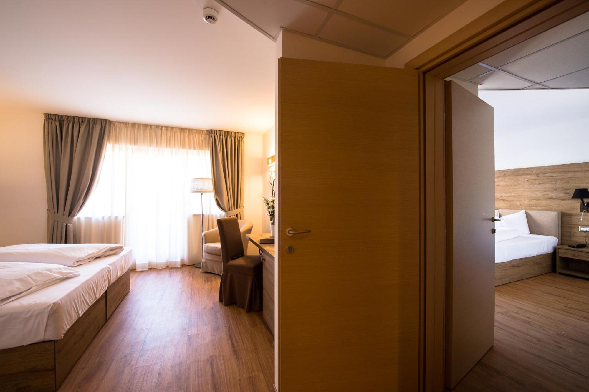 2 Connecting Double Rooms Balcony