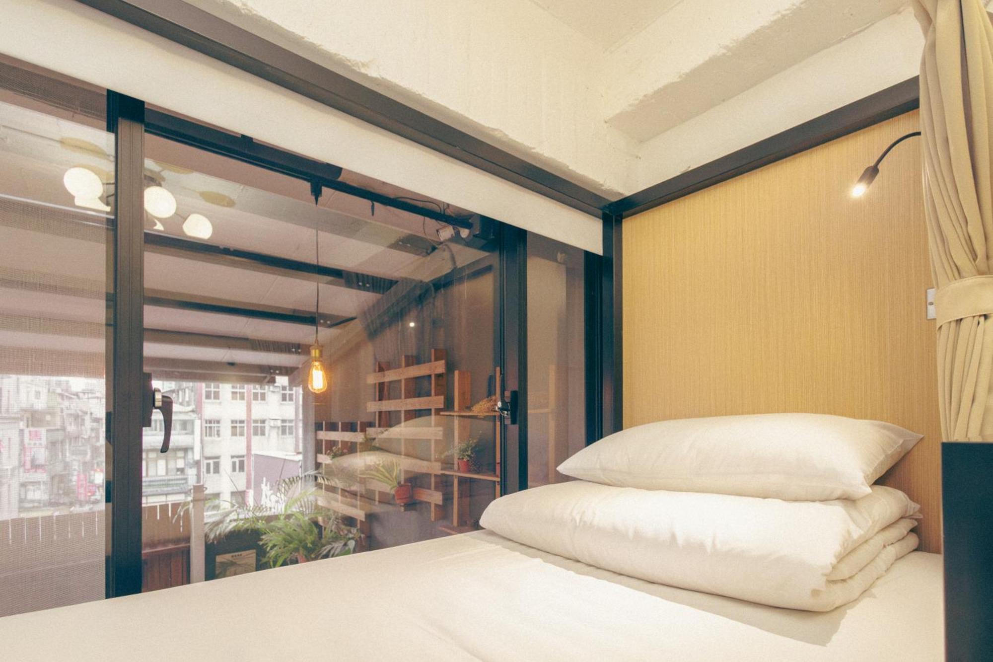 Bed 4-Bed Mixed Dormitory Room Window