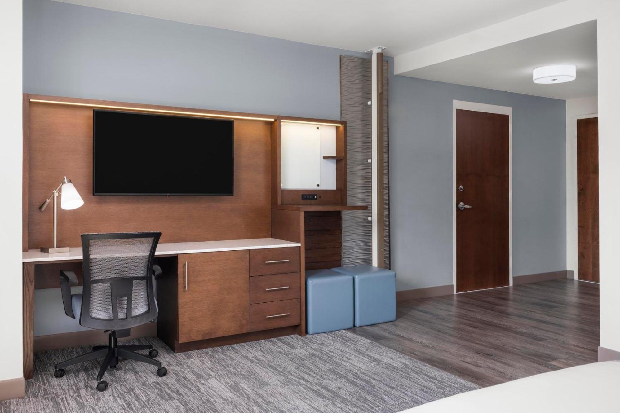 Standard King Room with Roll-in Shower - Mobility Accessible