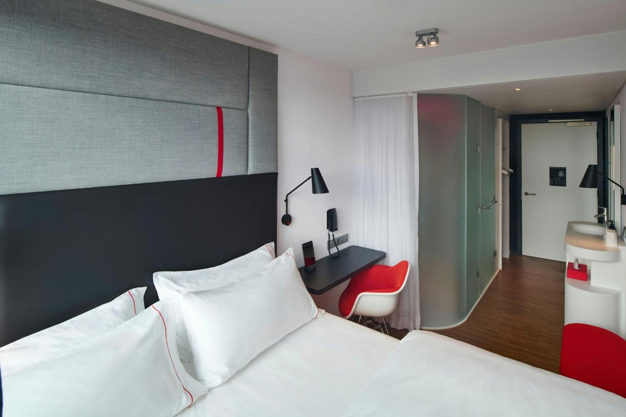 Habitación con cama extragrande.