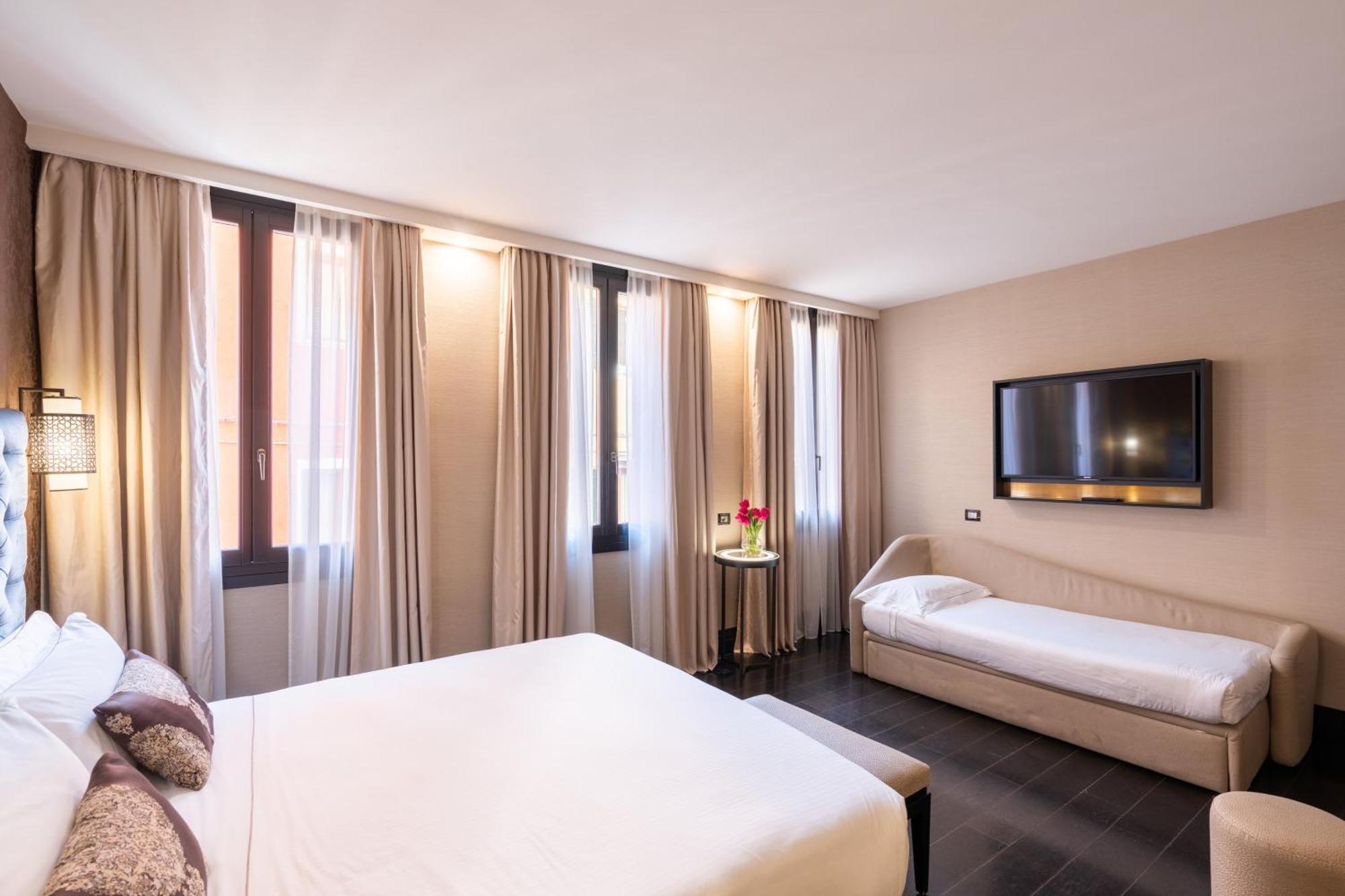 Quarto King Premium com Sofá-cama