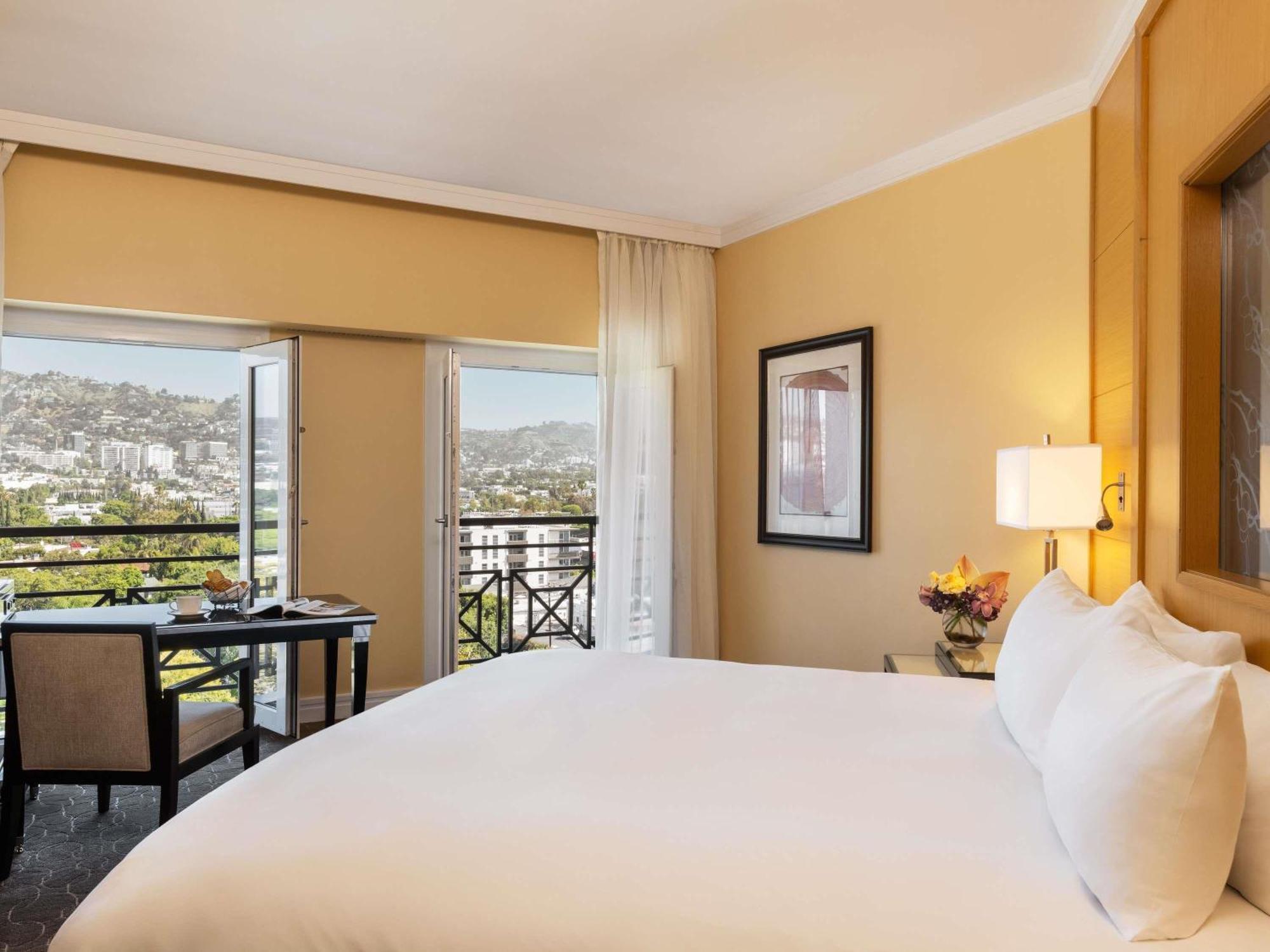 Quarto Luxo Beverly com 1 Cama King-Size e Vista Hollywood Hill
