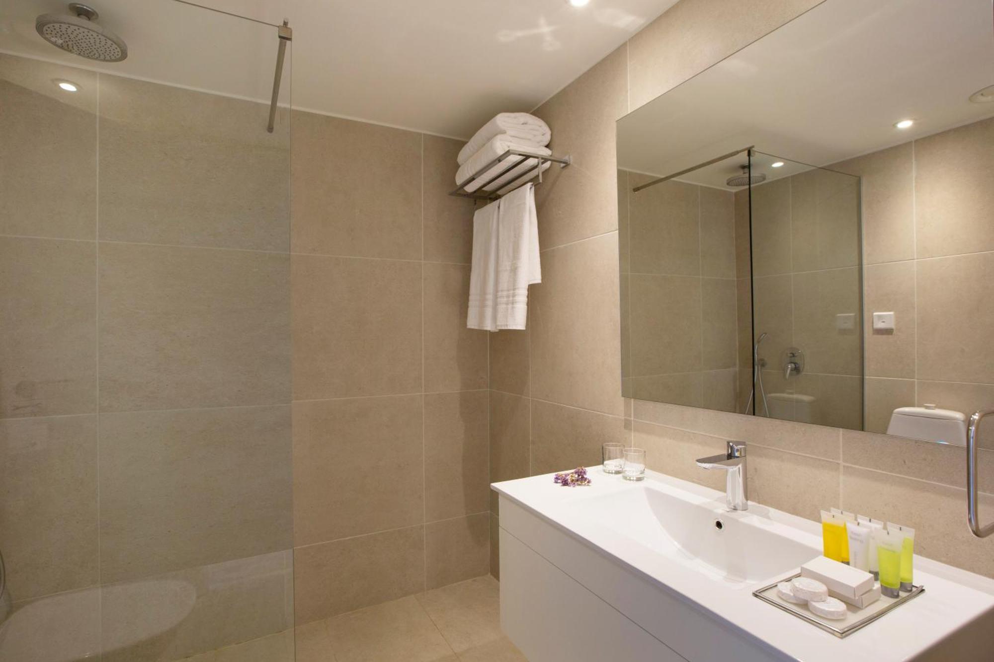 Chambre Lits Jumeaux de Luxe avec Vue Latérale sur la Mer