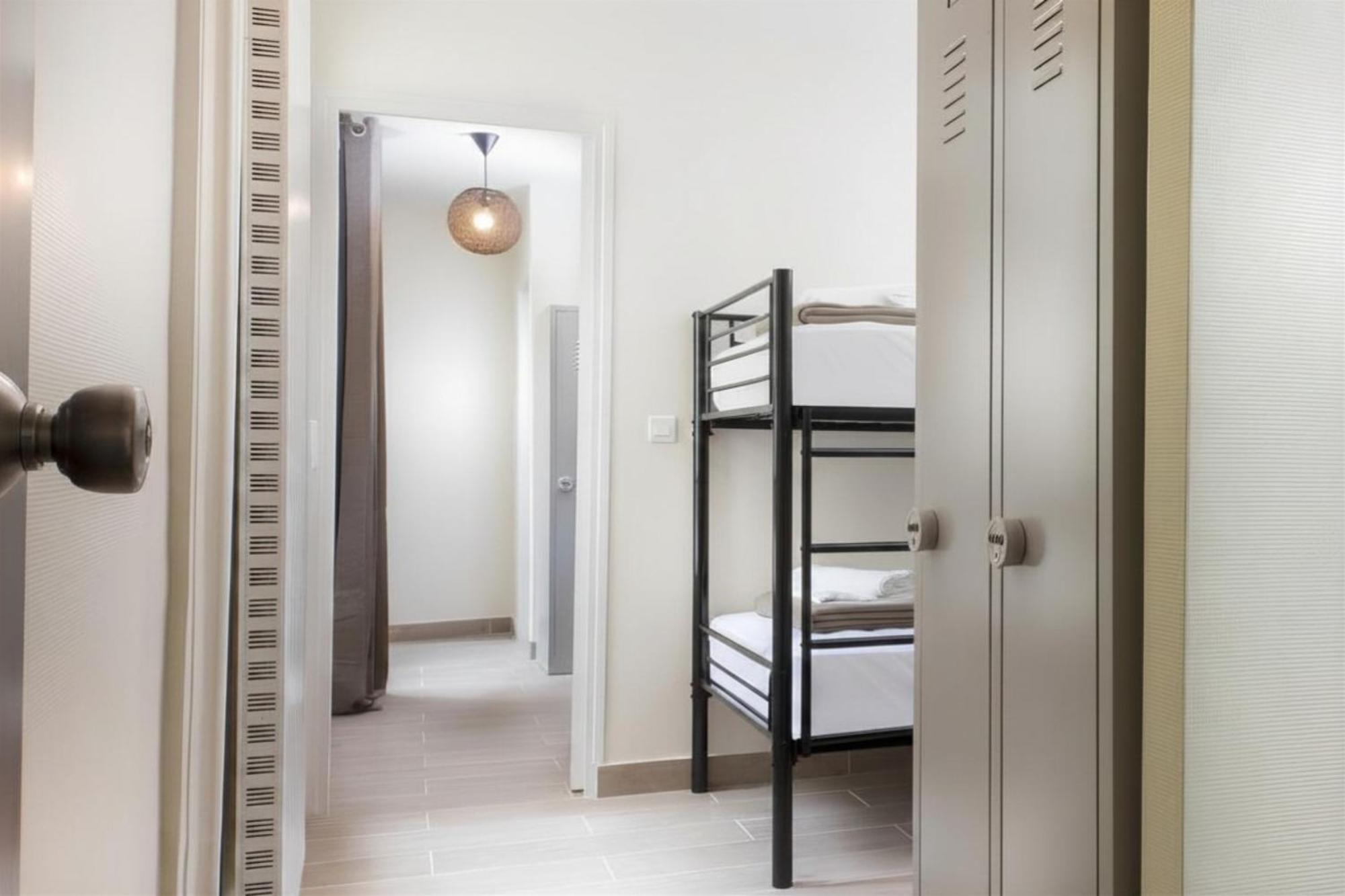 Cama num Dormitório Misto com 8 Camas