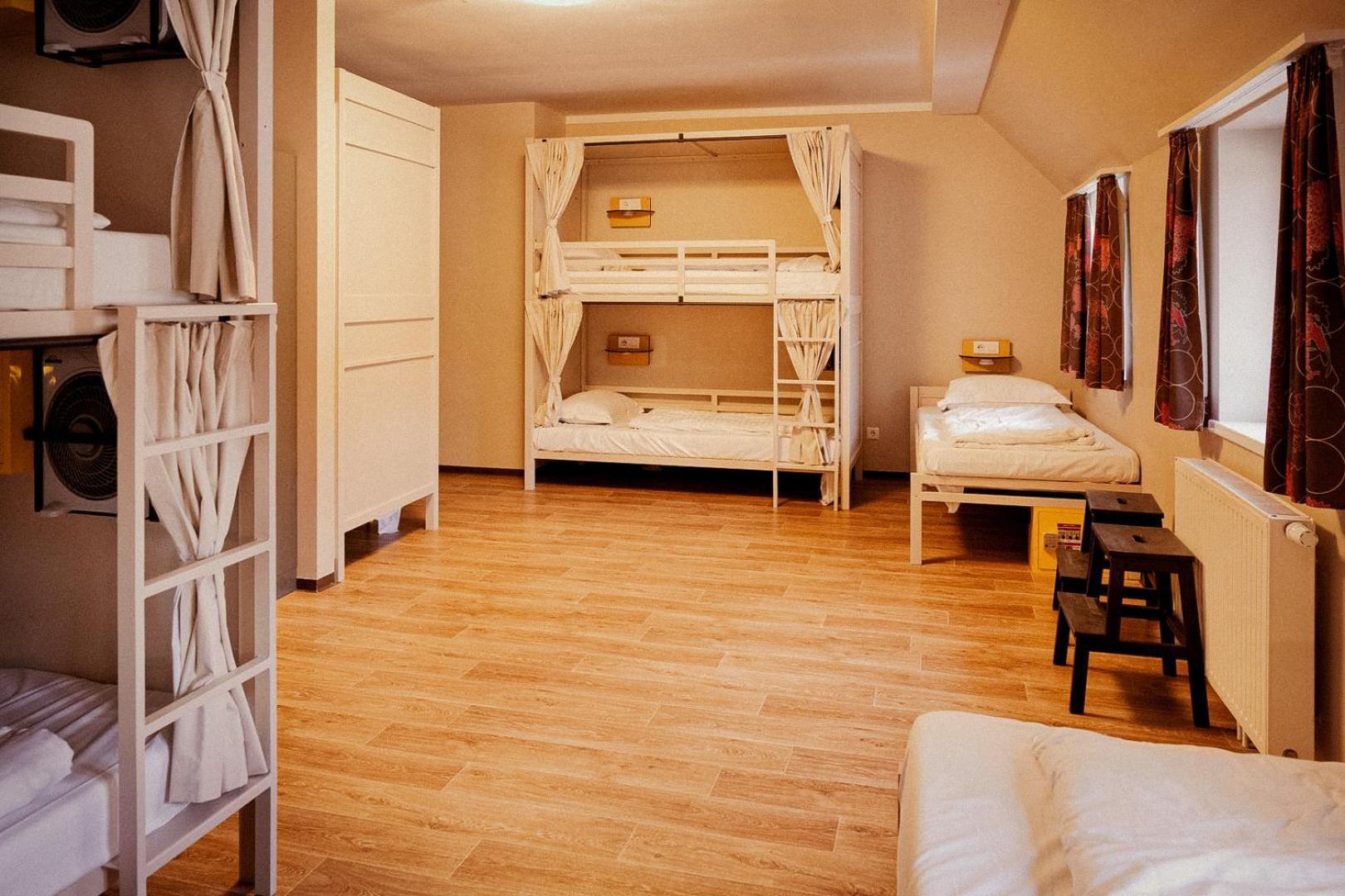 Posto Letto in Dormitorio Misto con 8 Letti