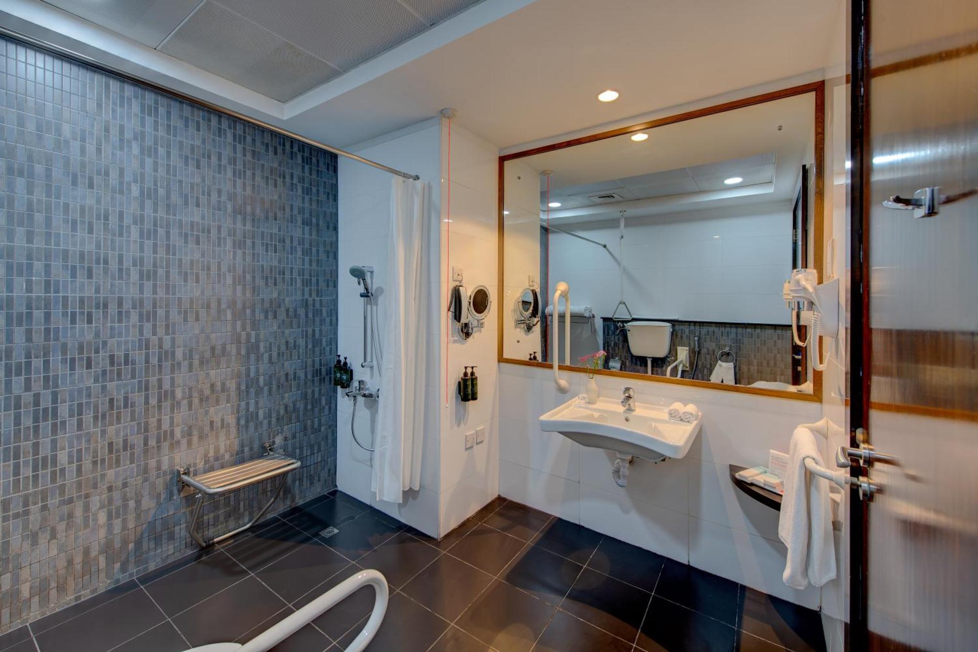 Chambre Lit King-Size avec Douche Accessible en Fauteuil Roulant - Adaptée aux Personnes Malentendantes/à Mobilité Réduite - Non-Fumeurs