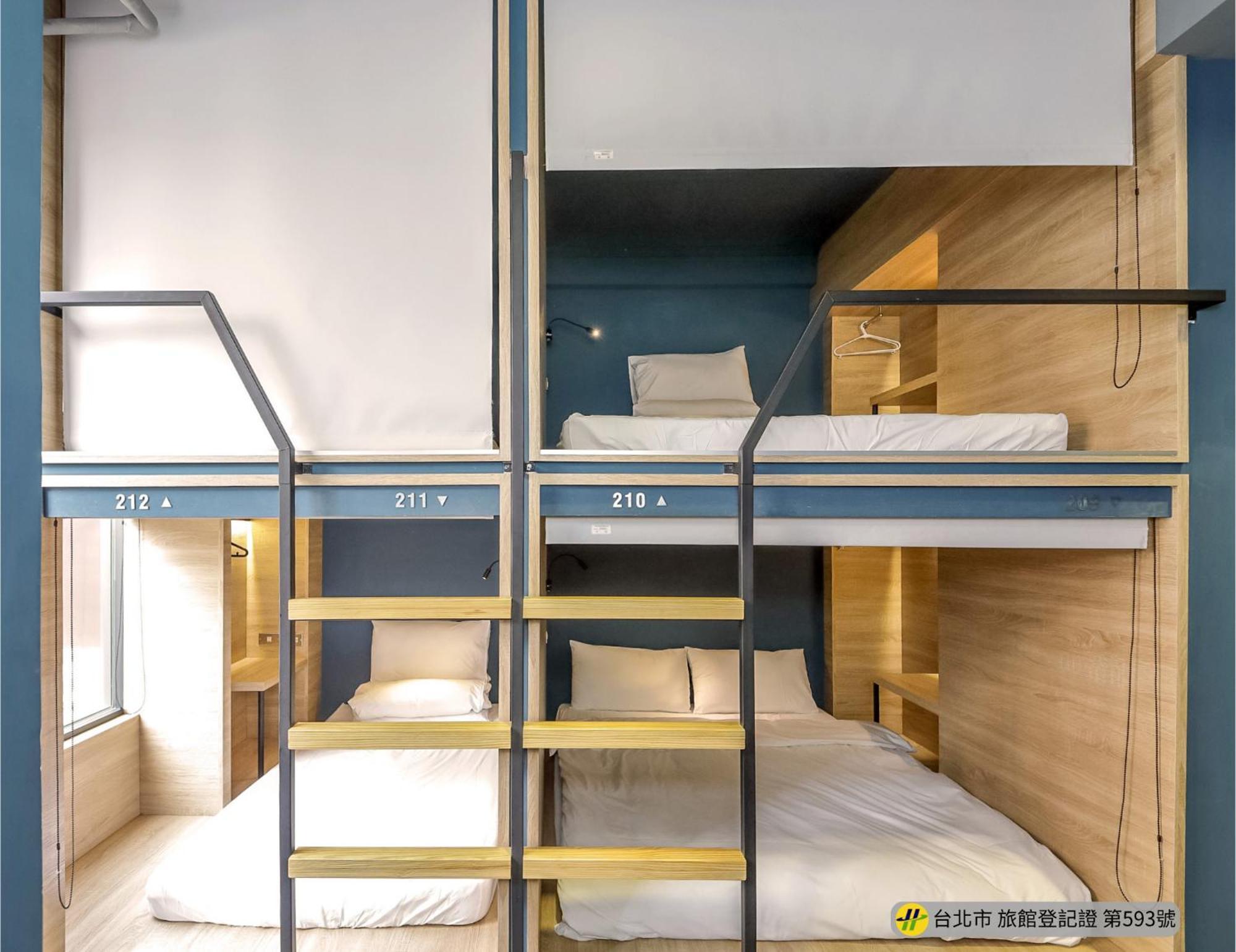Single Bed Mixed Dormitory Room