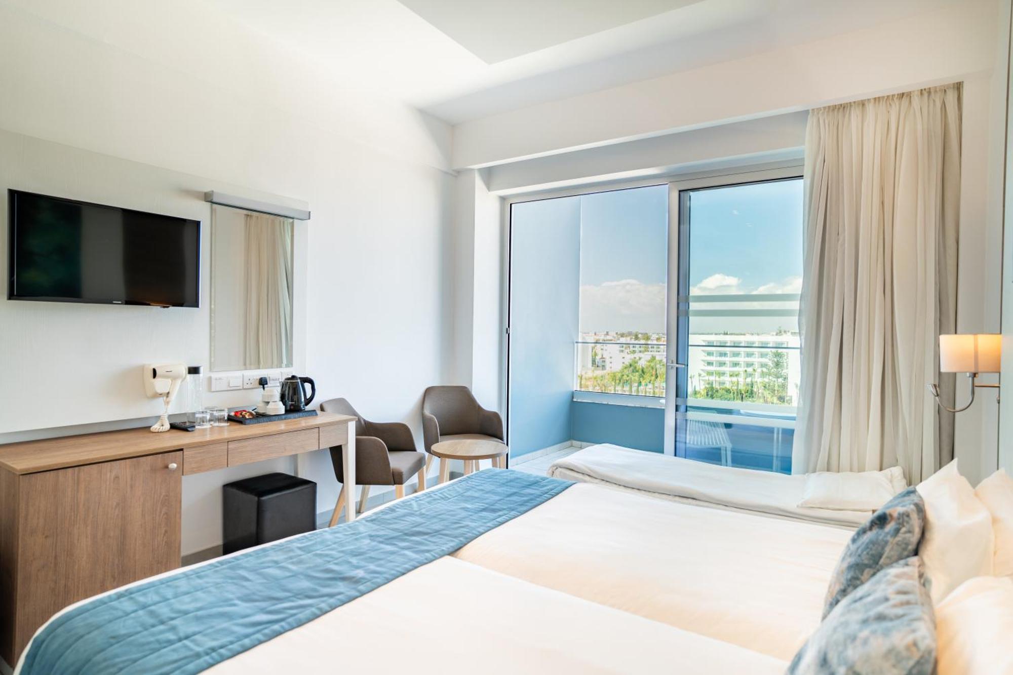 Double or Twin Room Side Sea View