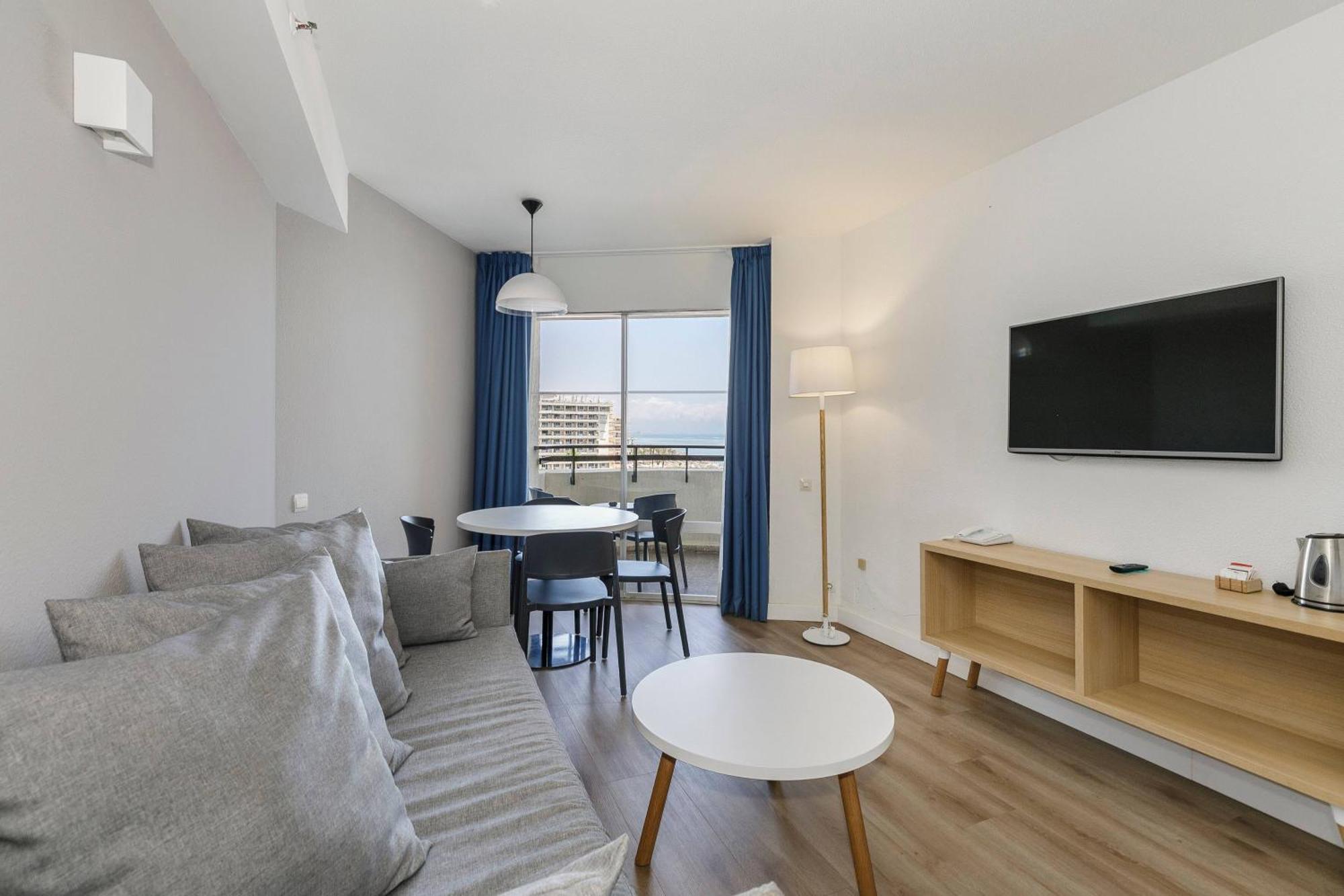 One-Bedroom Apartment Sea View