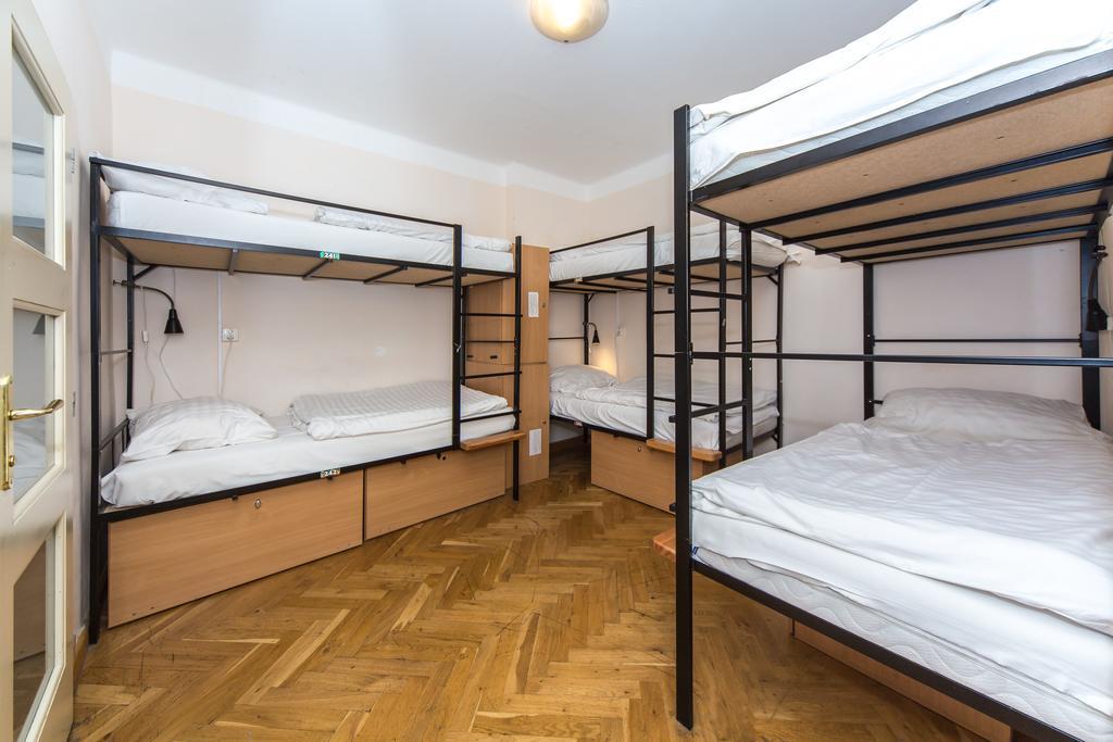 Litera en dormitorio compartido de 6 camas