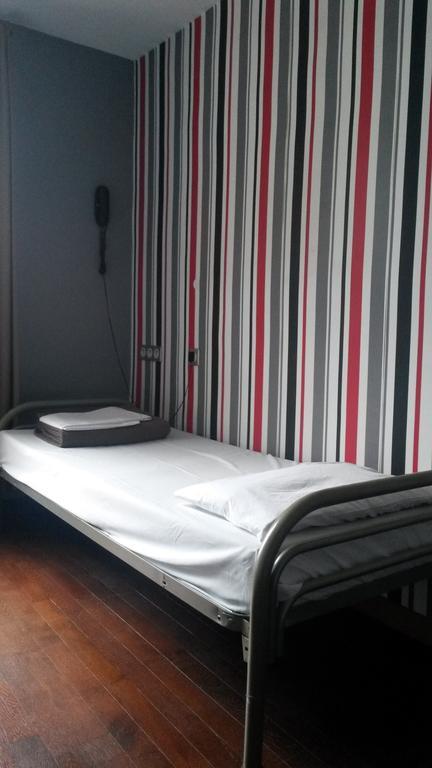 Cama num Dormitório Misto com 4 Camas