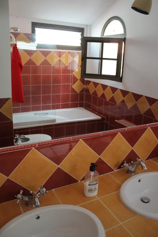 Cama en habitación compartida mixta con 4 camas y baño