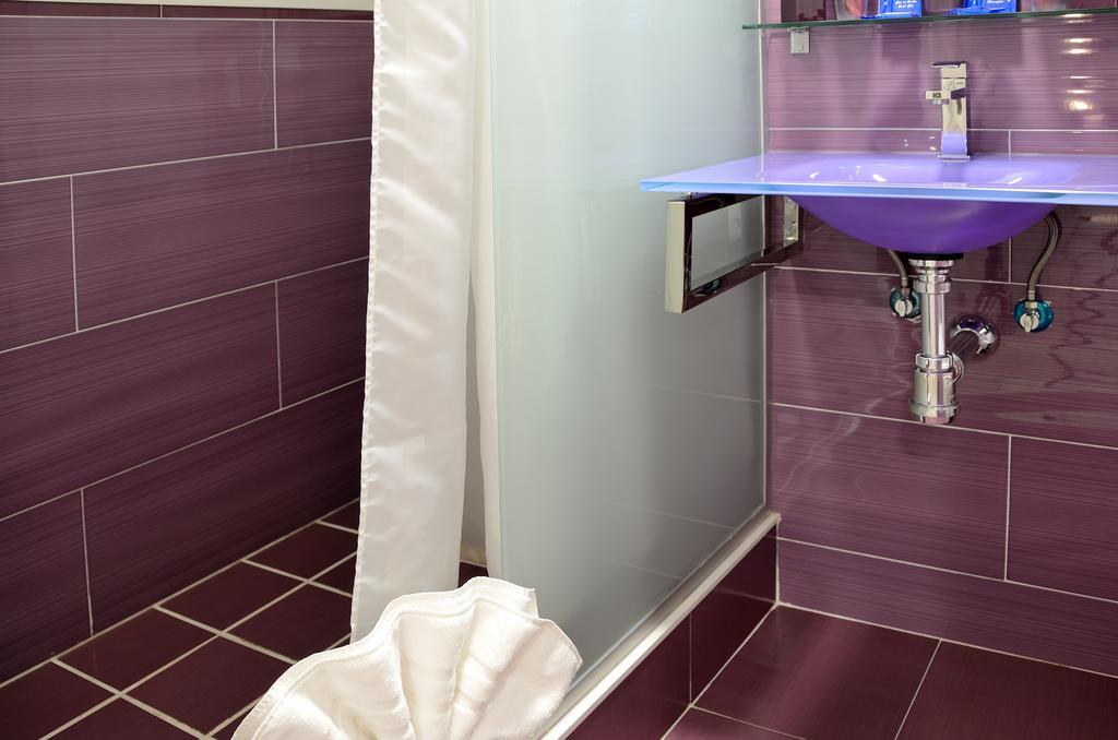 Single Room,244593413:JPEG