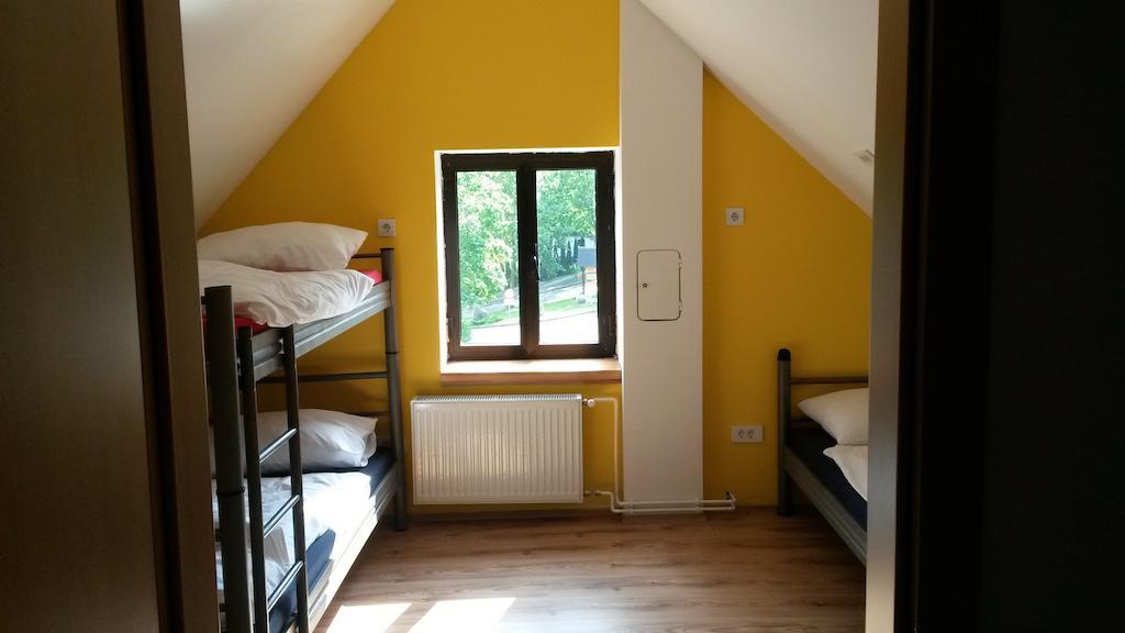 Letto a Castello in Dormitorio Misto (6 Adulti)