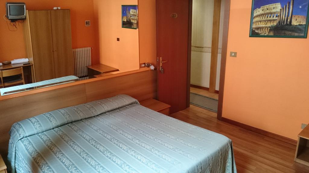 Camera Matrimoniale/Doppia con Letti Singoli con Bagno in Comune