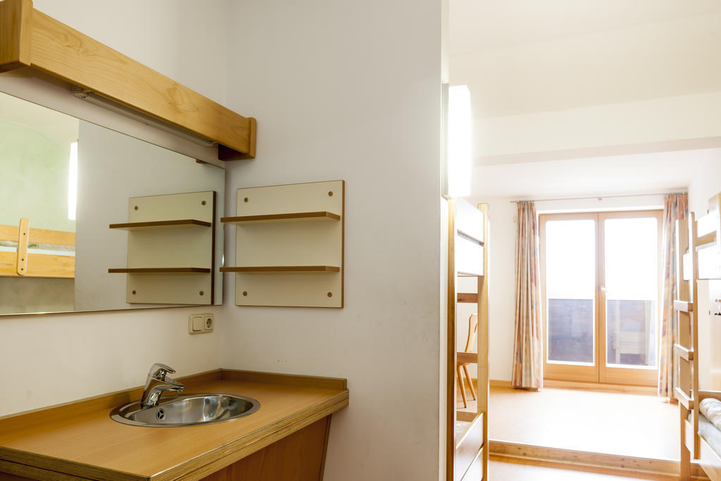 8-Bett-Zimmer – Gemeinschaftsbad