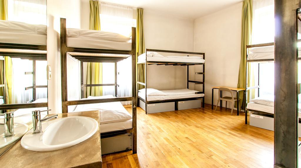 Stapelbed in een Gemengde Slaapzaal met 8 Bedden