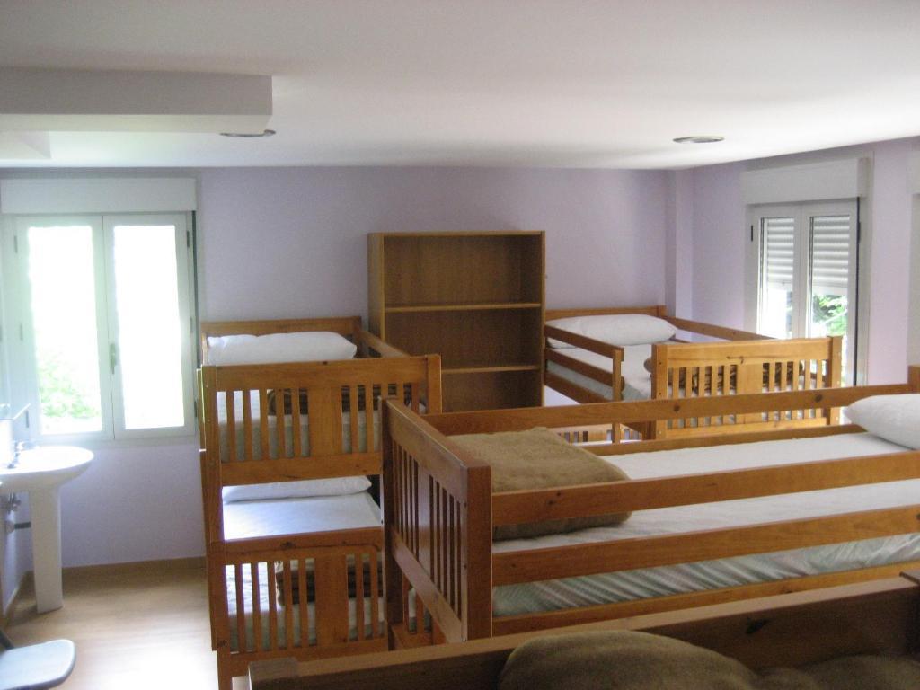 Cama individual en dormitorio compartido de 10 camas