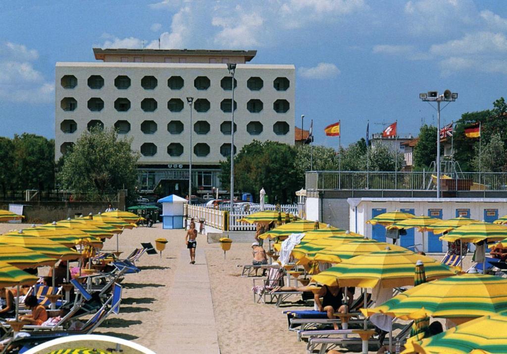 Doppel- oder Zweibettzimmer mit Balkon und Zugang zum Strand