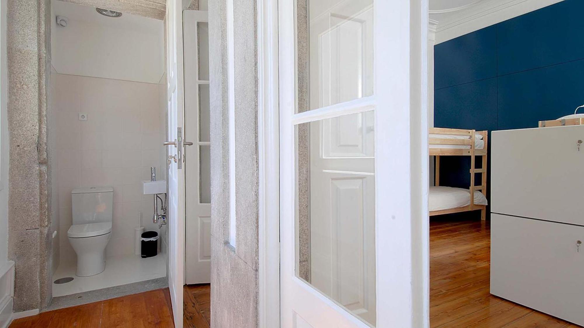 Quarto Quádruplo Económico com Casa de Banho Partilhada