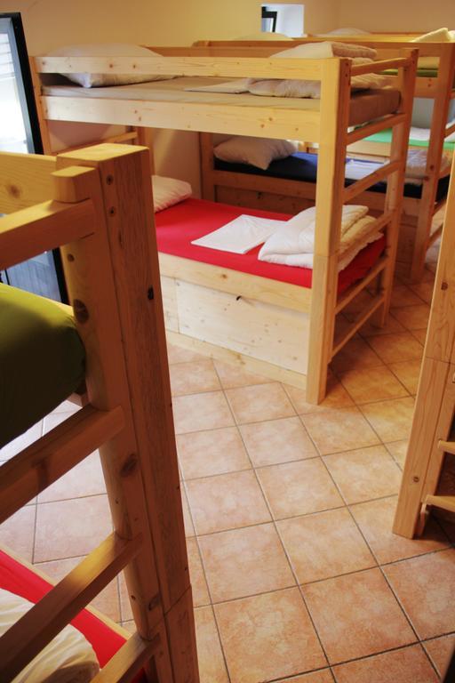 Letto a Castello in Dormitorio Misto con 8 Letti