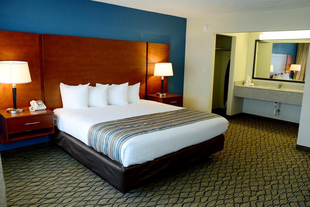 King Room with Lake View and Balcony - Non-Smoking
