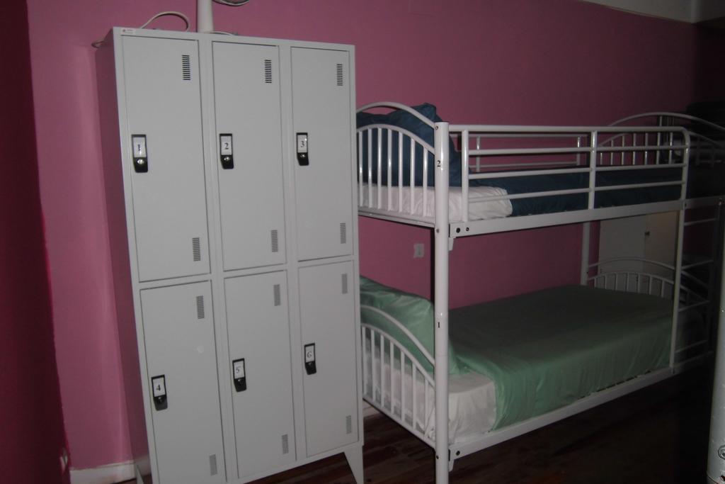Cama num Dormitório Feminino com 8 Camas e Casa de Banho Privativa