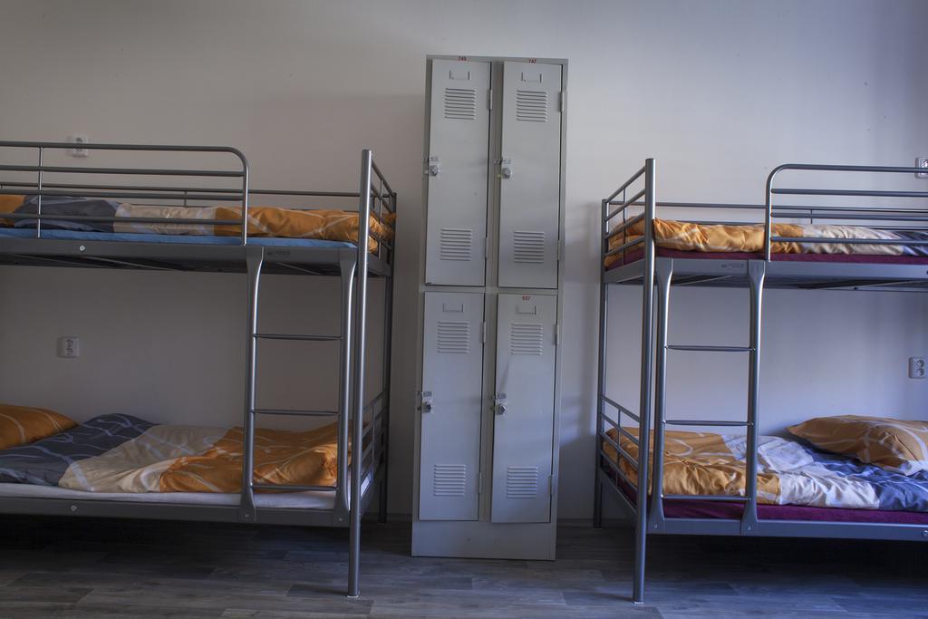 Etagenbett im gemischten 8-Betten-Schlafsaal mit Straßenblick