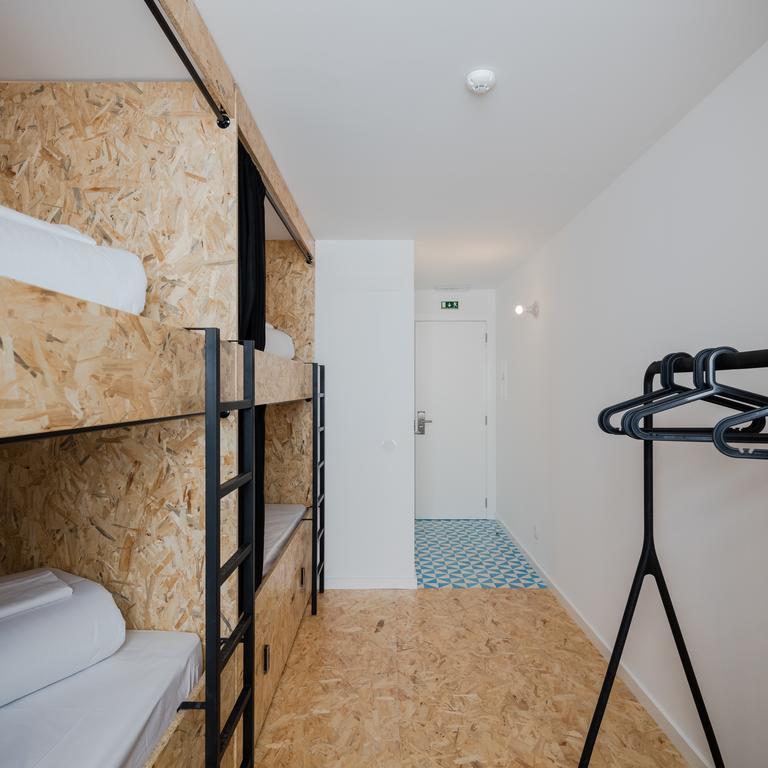 Cama em Dormitório Misto com 4 Camas e Casa de Banho Privativa