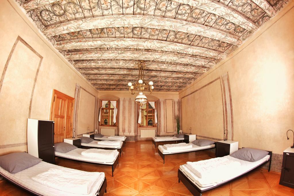 Posto Letto in Dormitorio Misto con 7 Letti