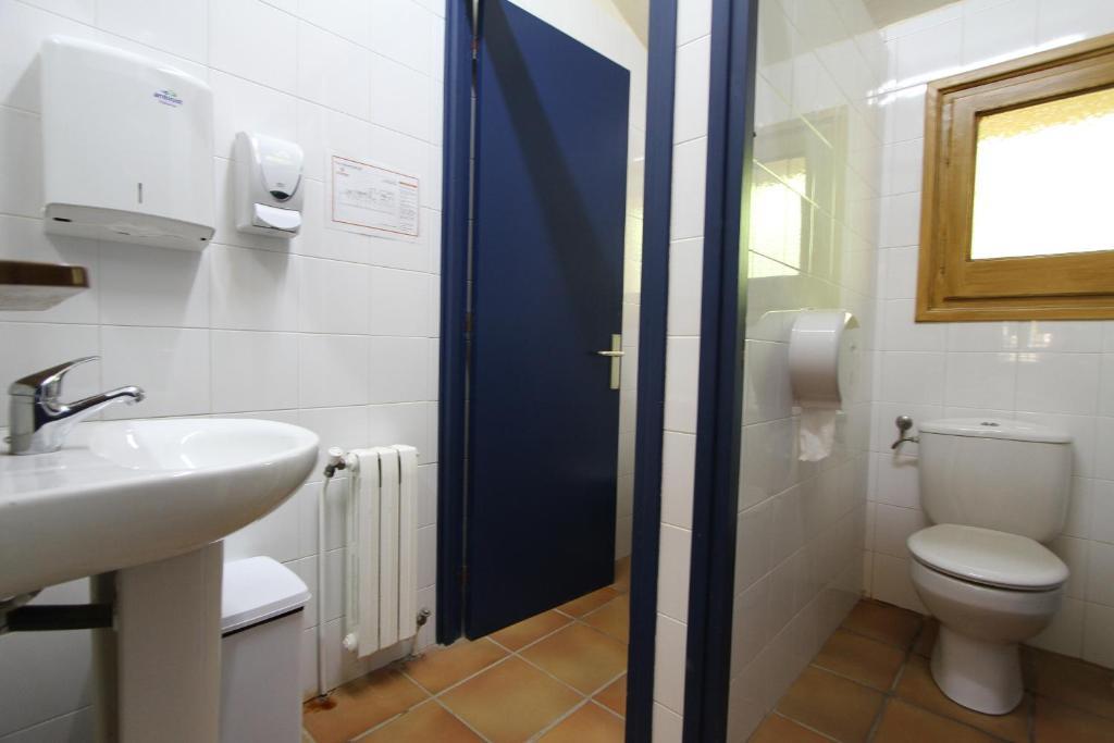 Double or Twin Room with Shared Bathroom,42857989:JPEG