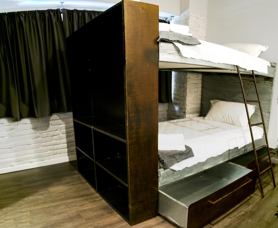 Bed op een Mannenslaapzaal met 4 Bedden en een Eigen Badkamer