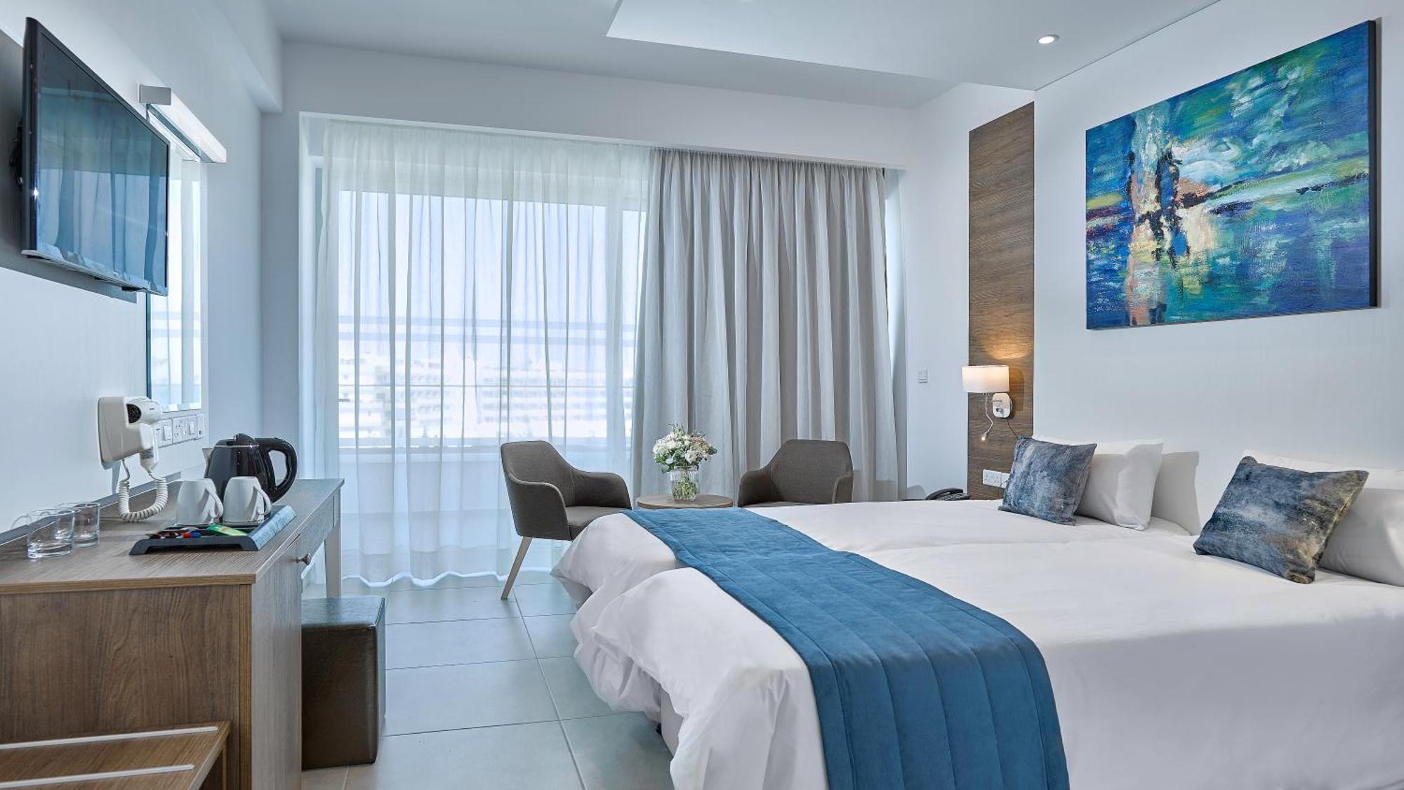 Double or Twin Room Side Sea View