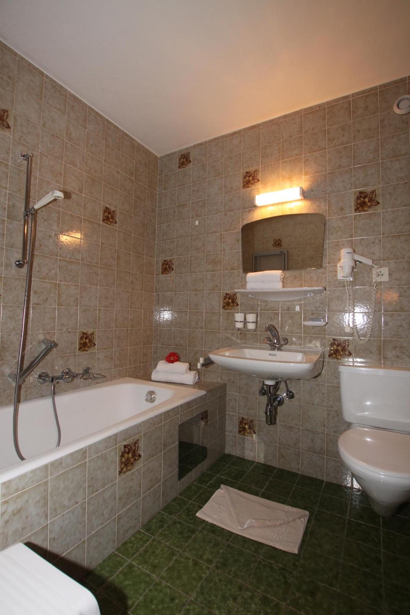 Triple Room,664909413:JPEG