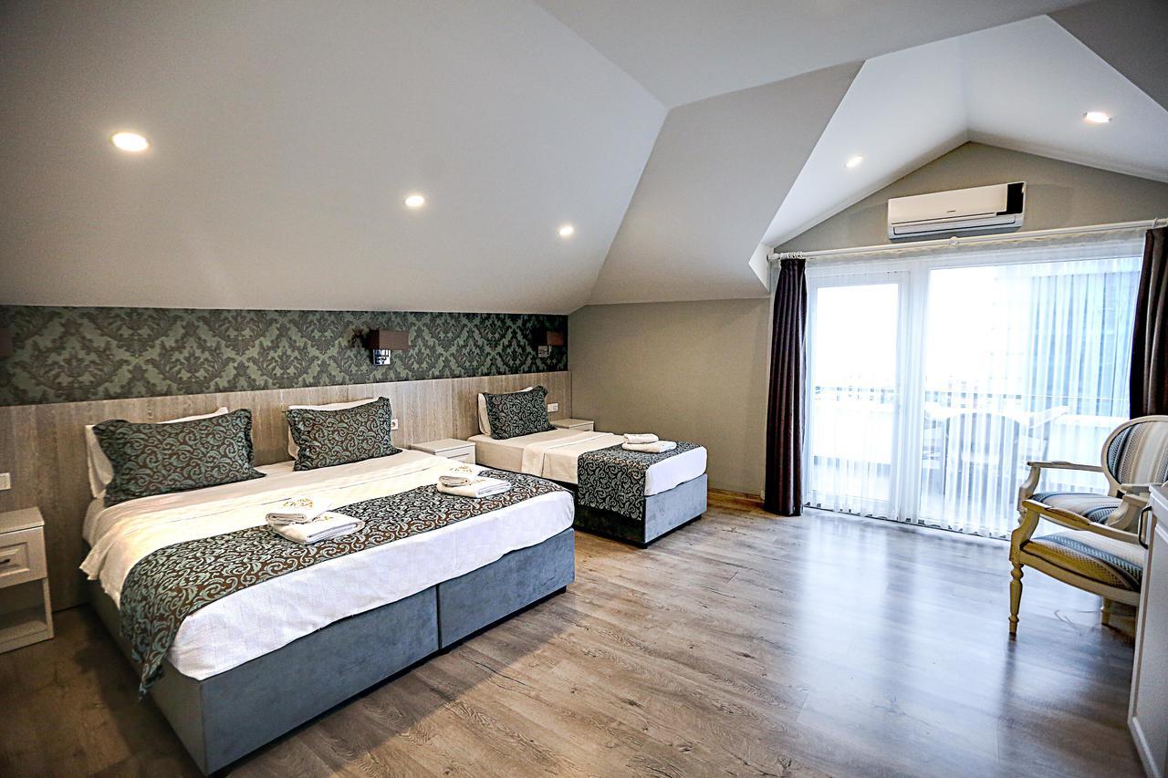 Dreibettzimmer mit Meerblick und Balkon