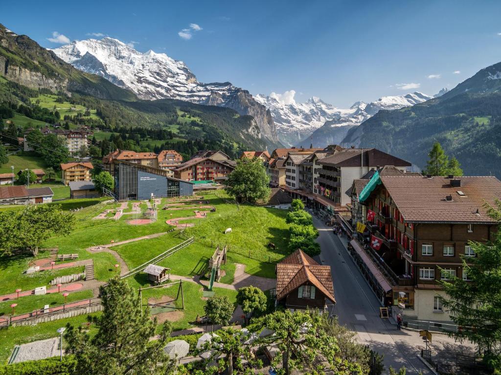 Kleines Doppelzimmer mit Balkon und Bergblick