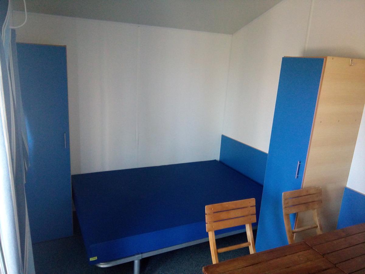 Caravan with Shared Bathroom,640098042:JPEG
