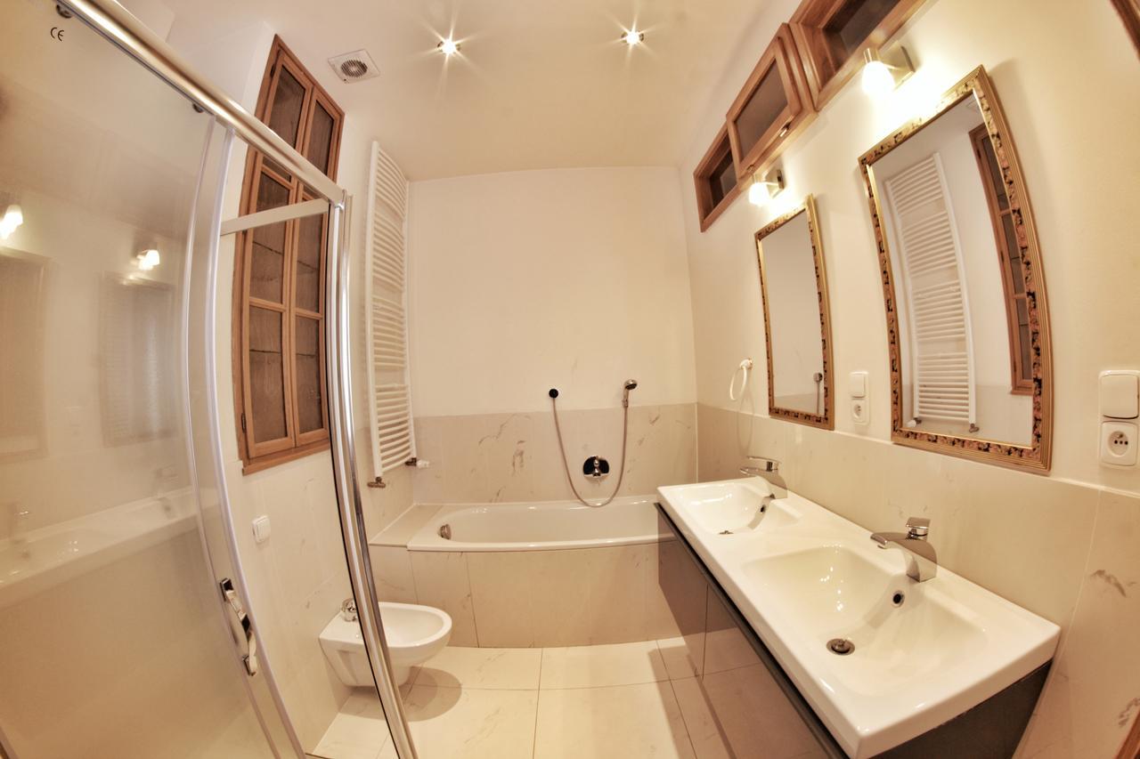 Single Room with Shared Bathroom,640979418:JPEG