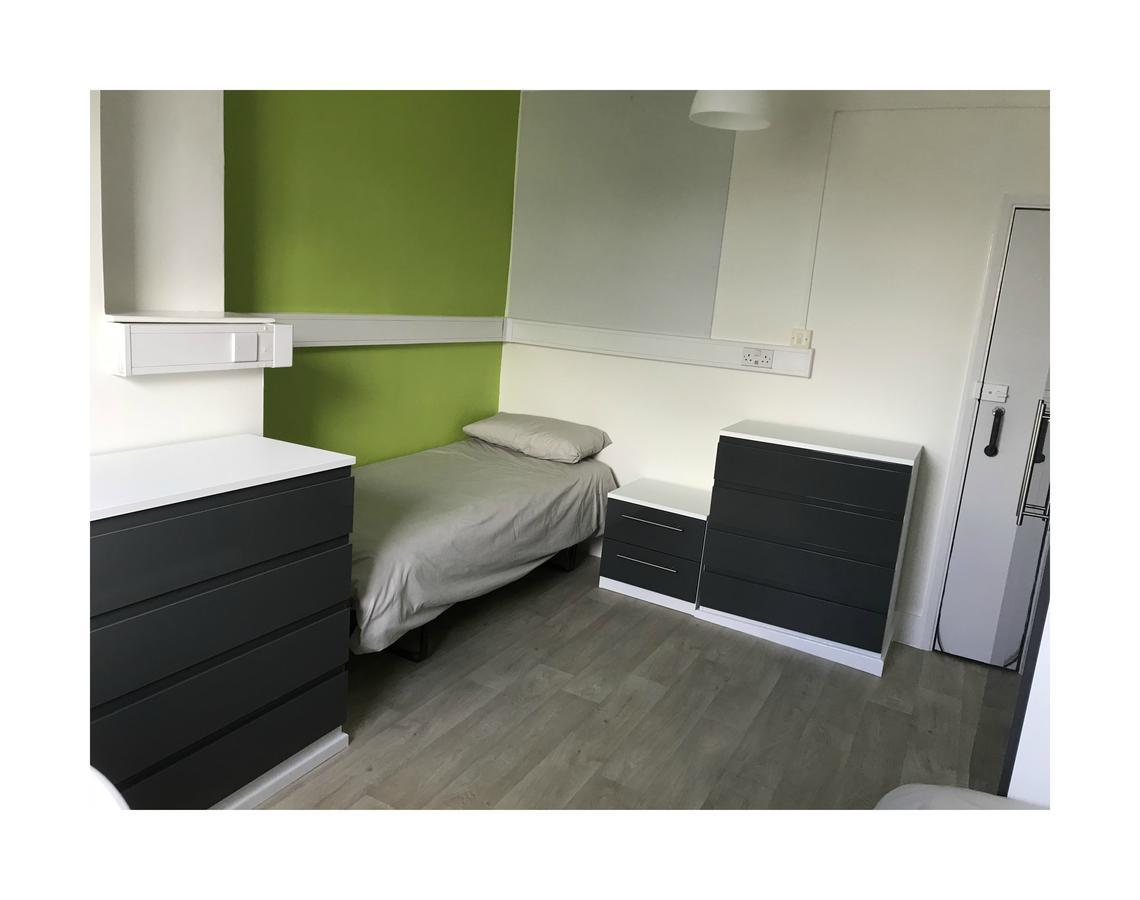 Lit Simple dans Dortoir pour Hommes
